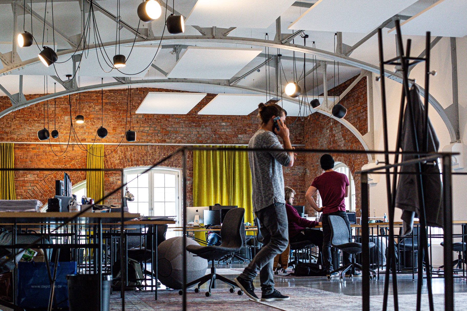 Industrieller Open-Space-Coworking-Bereich der BETA BOX im Alten Schlachthof Gießen mit Backsteinwänden und großen Fenstern